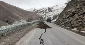 لحظه هولناک رانش زمین در جاده خوزستان