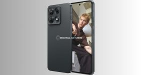 Smartphone held tilted to show its back camera array while the screen displays a portrait of a blond man sitting on concrete stairs, with a Digital Citizen watermark on the screen.