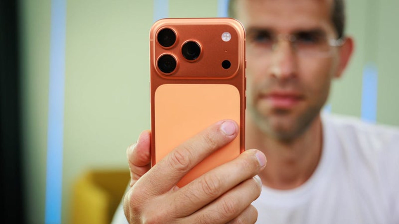 ماجرای باورنکردنی گوشی iPhone 17 Pro که از پنجره هواپیما به بیرون پرتاب شد | دیجینوی